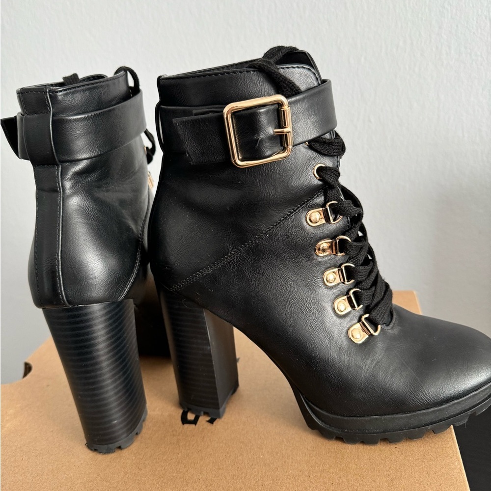 Boots size 7 - Picture 2 of 3